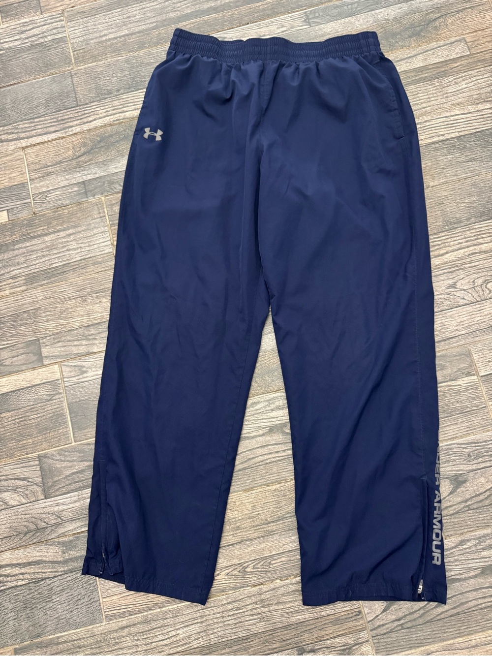 Under Armour Men’s navy Heat gear Loose ankle zip track pants - size XXL